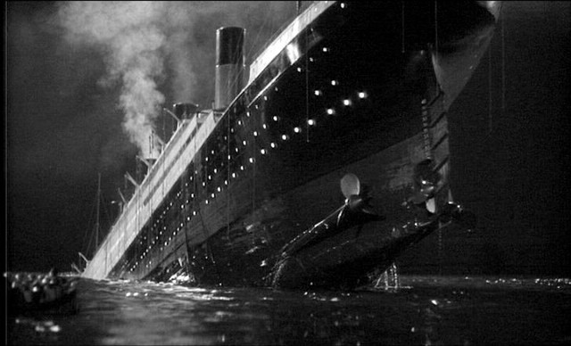 Tàu Titanic đã phát đi tín hiệu SOS sau khi đâm phải tảng băng trôi, nhờ đó mà nhiều người được cứu sống khi một con tàu khác nhận được tín hiệu này.