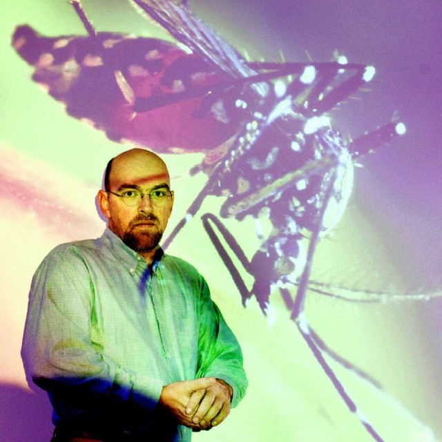Nhà côn trùng học Bart Knols là người có rất nhiều nghiên cứu về loài muỗi, trong đó có cả nghiên cứu về tác dụng thực sự của sóng siêu âm lên muỗi.