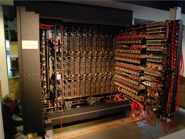 Phía sau của cỗ máy với các kết nối dây điện phức tạp dựa trên thuật toán của Turing.