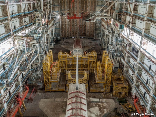 Bên trong toà nhà MZK (Site 112A ở Baikonur Cosmodrome). Bị bỏ rơi trong một vài năm, nó có chứa các tàu vũ trụ Buran thứ hai và một mô hình thử nghiệm tĩnh.