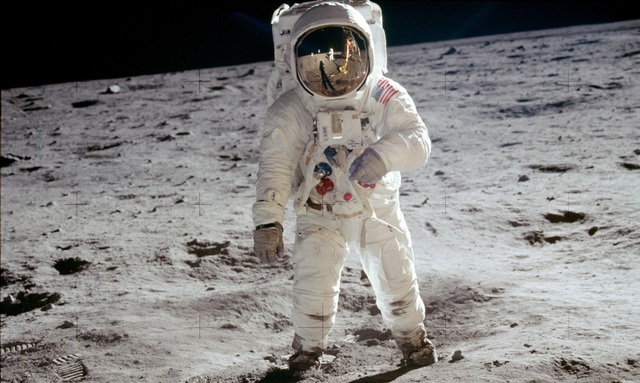 Neil Armstrong đặt bước chân đầu tiên trên Mặt trăng.