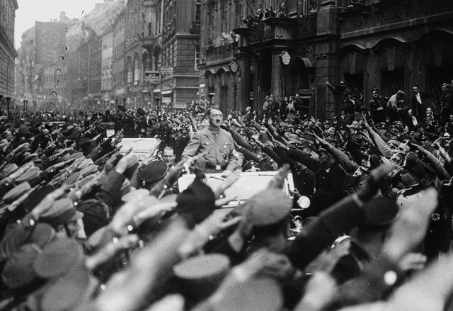 Hitler châm ngòi cuộc chiến tranh thế giới thứ II bằng hành động phá bỏ hòa ước Versailles .