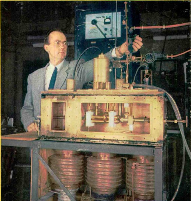 Charles Townes bên cạnh cỗ máy Maser do ông chế tạo.