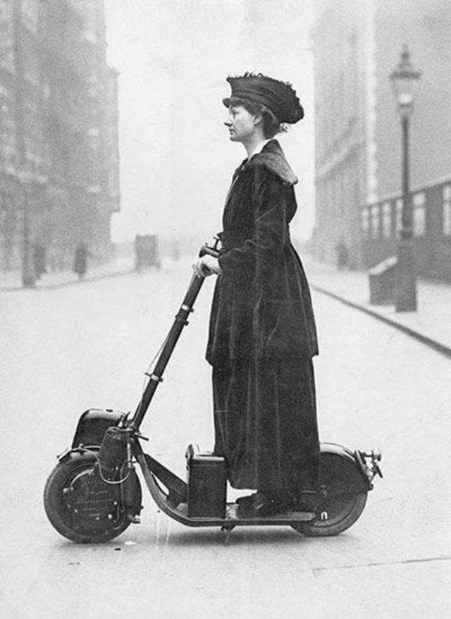 Một phụ nữ đang chạy thử chiếc scooter điện (năm 1916).