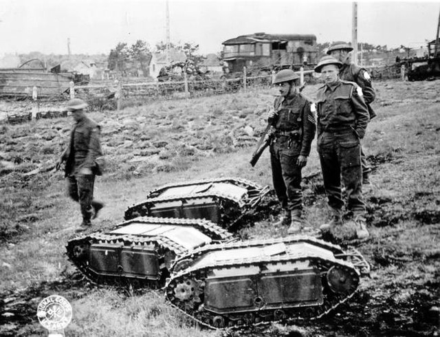 Quân lính Anh bắt được 3 chú Goliath, một loại robot cảm tử phá xe tăng của quân Đức (năm 1939-1945).