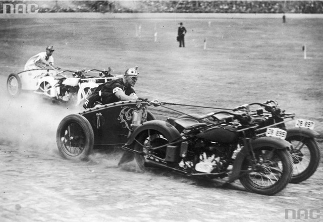 Cánh sát tại nước Úc biến những chiếc xe máy của mình thày cỗ xe kéo kiểu La Mã để tham gia vào một cuộc đua (năm 1936).