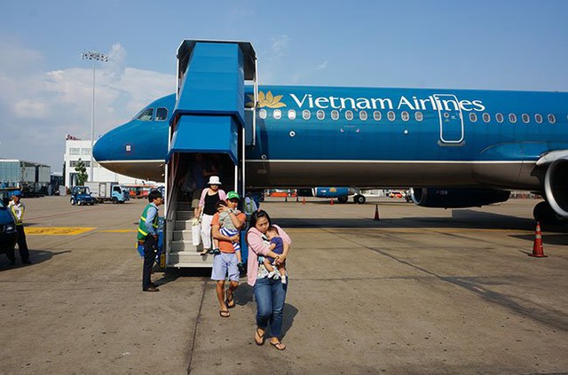 Máy bay của Vietnam Airlines chở khách đến Sân bay Tân Sơn Nhất - Ảnh: Đào Loan