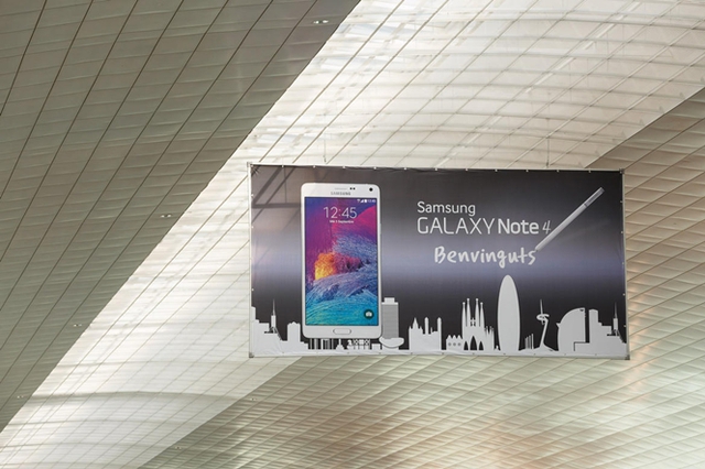 Được biết tới như một ông lớn &quot;chịu chi&quot; cho những chiến dịch quảng cáo, Samsung đã chọn cho mình 1 vị trí không thể nổi bật hơn tại sân bay Barcelona. Nội dung của quảng cáo là về chiếc phablet Galaxy Note 4 thay vì chiếc S6 chuẩn bị xung trận.