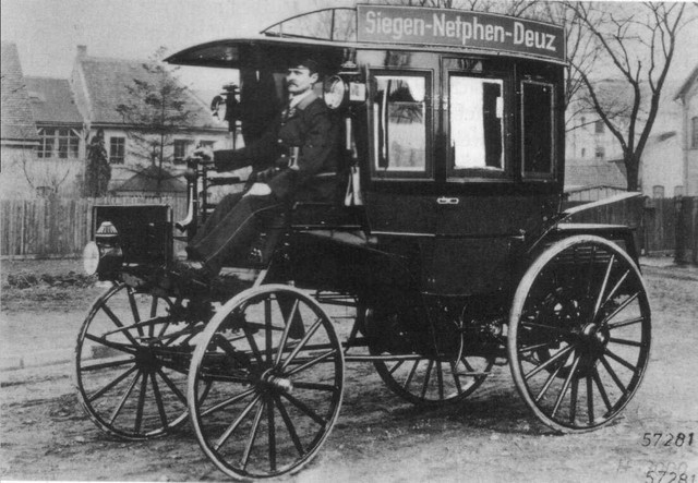 Chiếc xe buýt chạy xăng đầu tiên trên thế giới do công ty của Carl Friedirch Benz sản xuất.