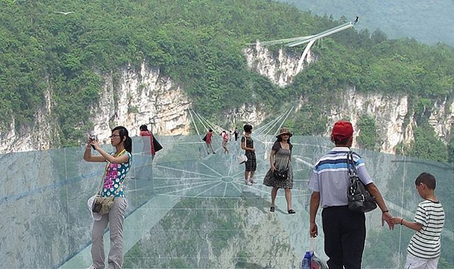 Dizzyingly high at about 400 m (1,312 ft) above the canyon floor, the glass bridge will carry up to 800 people at a time
