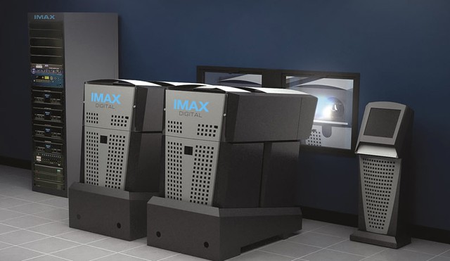 Hai máy chiếu IMAX hoạt động cùng lúc để chiếu phim 3D.