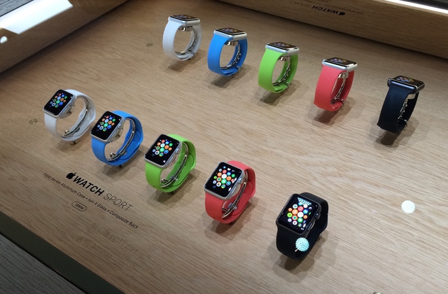 Apple watch cháy hàng ngay trong ngày đầu đặt hàng.