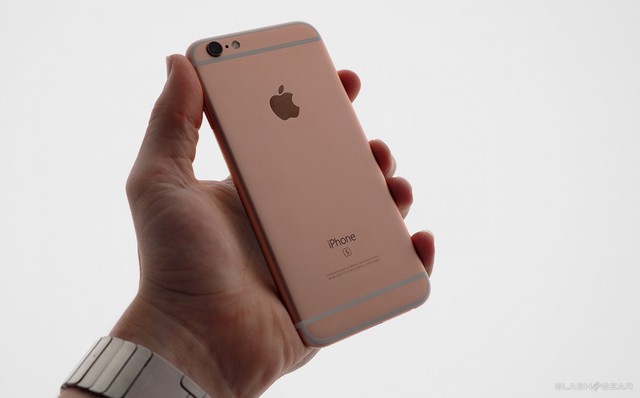  iPhone 6s màu vàng hồng đang trở thành món hàng hot trên thị trường di động 