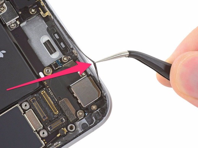  Lớp đệm mỏng xung quanh khung máy giúp cho iPhone 6s có thể ngăn chặn nước vào bên trong. 