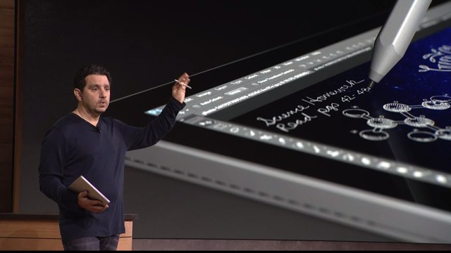 
Giám đốc sản phẩm phần cứng Panos Panay giới thiệu chiếc Surface Pro 4 cùng với bút stylus mới.
