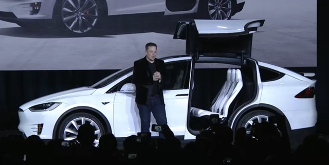  CEO Elon Musk đang giới thiệu mẫu Model X mới nhất của Tesla. 