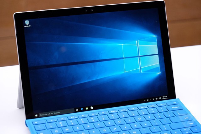  Chiếc tablet Surface Pro 4 khi được kết nối với bàn phím rời 