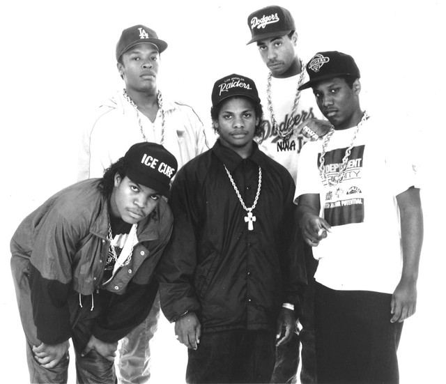Nhóm rap N.W.A trong những năm 1991, Dr.Dre đứng ở vị trí trên cùng bên trái