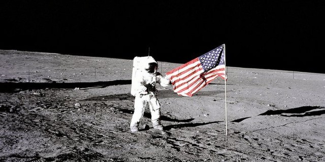 Sứ mệnh NASA đưa con người lên Mặt Trăng cũng từng bị Nga đặt nghi vấn.