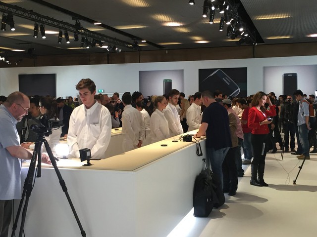 Samsungs employees were dressed in white, too.