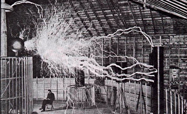 Tesla đã từng muốn truyền tải điện trong không khí mà không dùng dây dẫn.