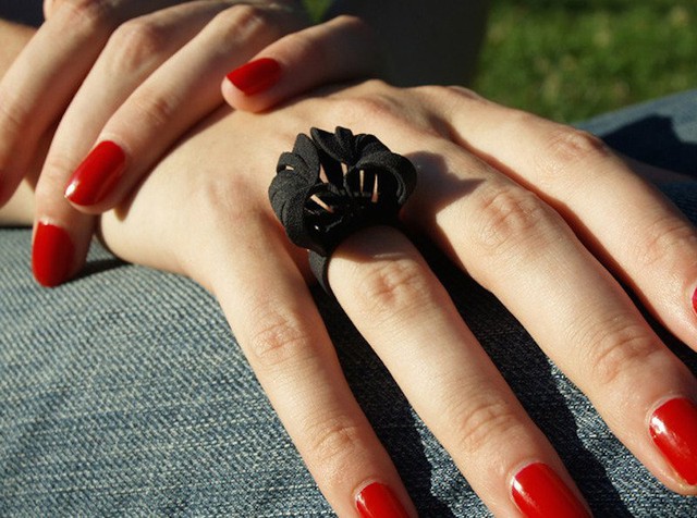 Ring twirly này có thể được in với kích thước và cũng được bán lẻ với $ 25
