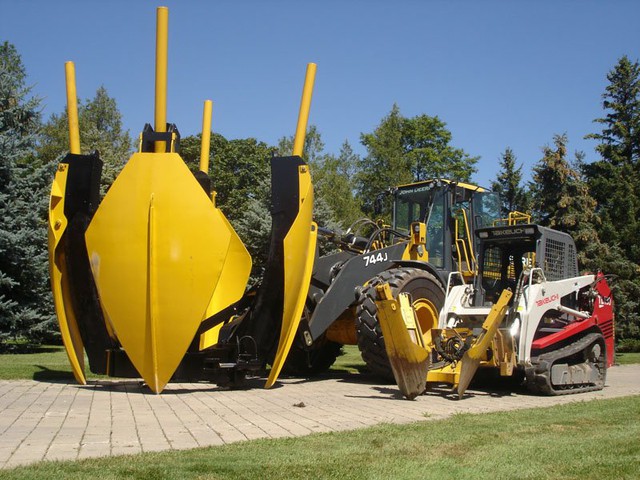 Những cỗ máy được sử dụng trong việc di chuyển cây cối.