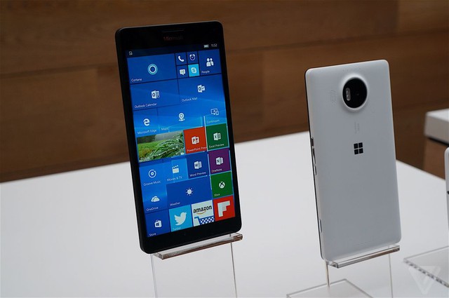  Lumia 950 XL với màn hình 5,7 inch, cụm camera lồi, logo Windows 