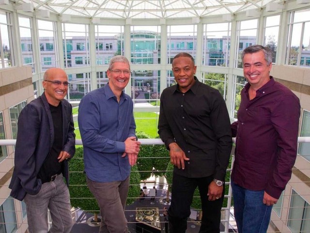 Tháng 5 năm 2014, Apple mua lại dịch vụ nghe nhạc trực tuyến Beats Music và công ty sản xuất tai nghe Beats Electronics. Tổng giá trị của thương vụ này là 3 tỷ USD.