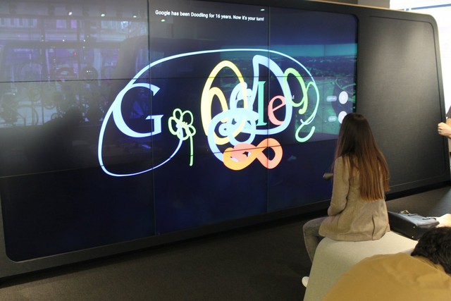 Đây là màn hình lớn và người dùng có thể sử dụng sơn điện tử để vẽ lên tường, thể hiện sự sáng tạo của mình.