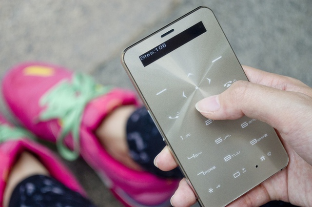 Một số h&igrave;nh ảnh về điện thoại ki&ecirc;m pin dự ph&ograve;ng Janus One.