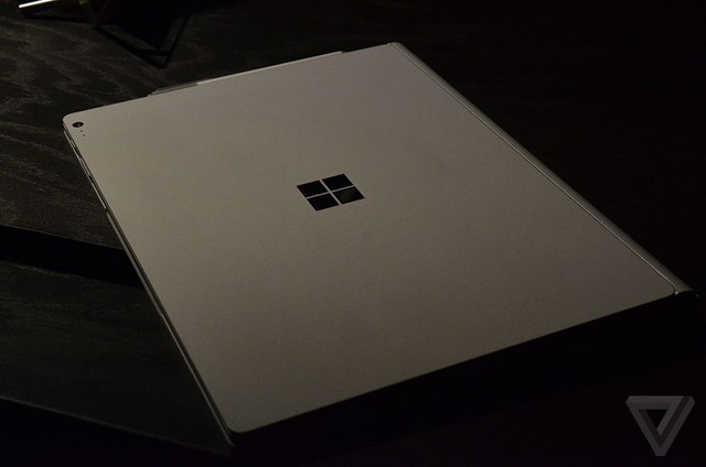  Mặt trước của Surface Book có logo Windows 