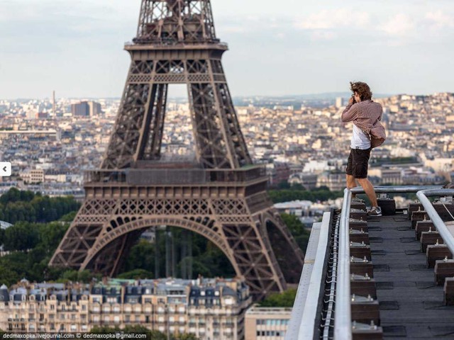 Tháp Eiffel từ xa.