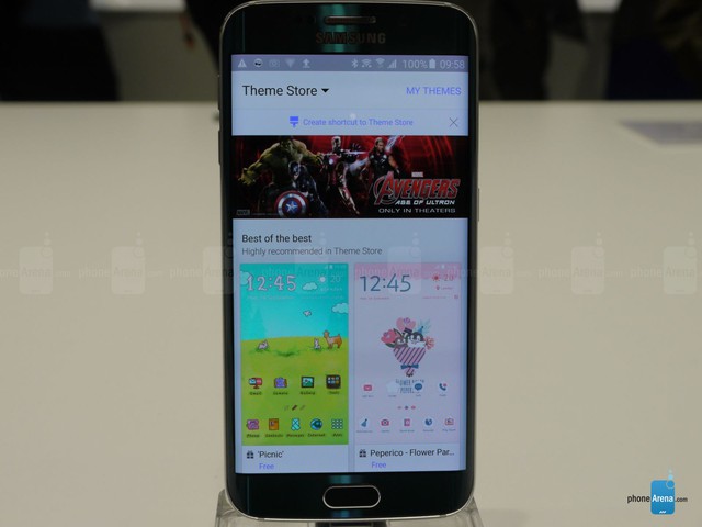 Chỉ có 3 theme được cài sẵn trong máy nhưng người dùng có thể tải về bộ theme khác từ Store của Samsung.
