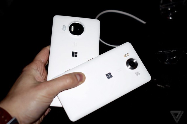  Lumia 950 XL (trái) và Lumia 950 (phải) 
