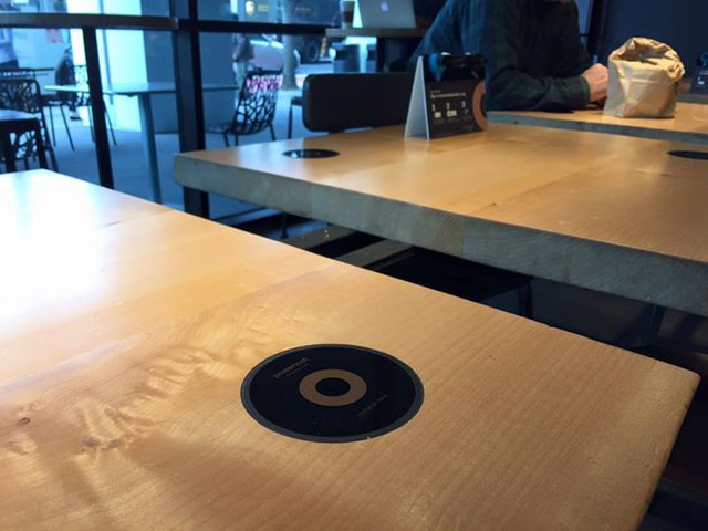 Cận cảnh sạc Powermat tại một cửa hiệu Starbucks ở San Francisco (Mỹ). (Ảnh: Abbas Jaffar Ali)