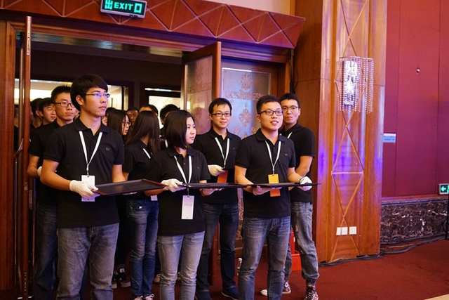  Các nhân viên của Xiaomi đang lần lượt tiến vào khán phòng chính 