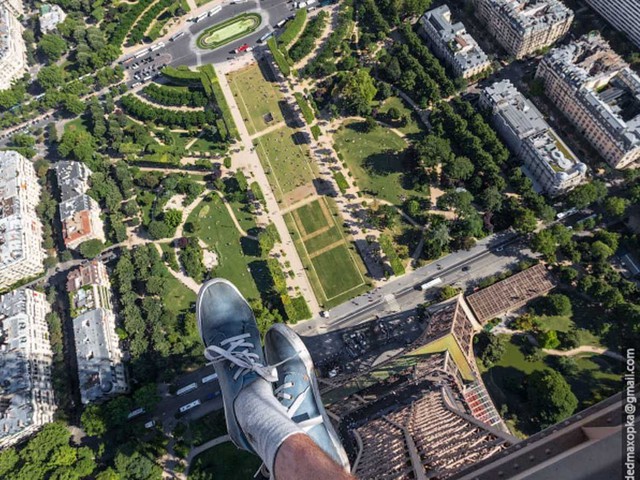 Liều lĩnh hơn, hai nhiếp ảnh gia này đã đứng ở hai chân tháp Eiffel để chụp lại toàn bộ khung cảnh TP. Paris hoa lệ.