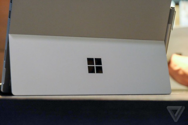  Phần kệ đỡ của máy có logo Windows truyền thống 