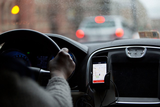 Một lái xe đang sử dụng ứng dụng Uber trên iOS