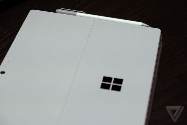  Bút Surface Pen có thể dễ dàng được gắn vào Surface Pro 4 