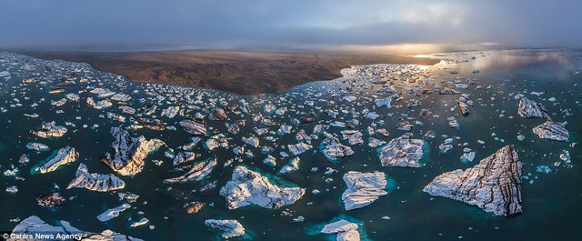 Những tảng băng nổi trên bờ biển của Iceland.