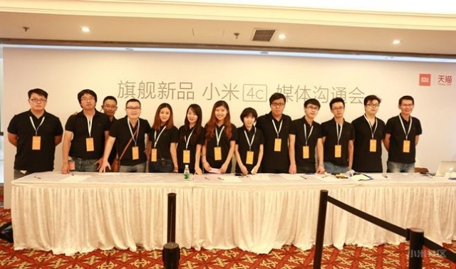 Đội ngũ nhân viên trẻ và năng nổ của Xiaomi tại sự kiện lần này 
