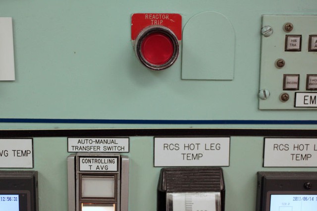 Nút khẩn cấp trên bảng điều khiển nhà máy hạt nhân Florida Crystal River