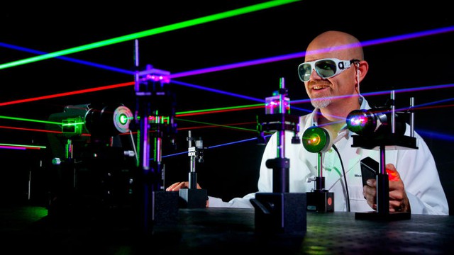  Laser tạo ra những chùm tia đơn sắc, mang năng lượng cao 