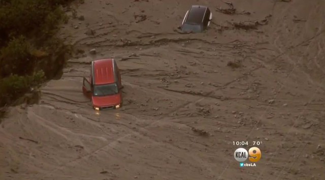 Ô tô mắc kẹt trong vũng lầy khổng lồ tại California