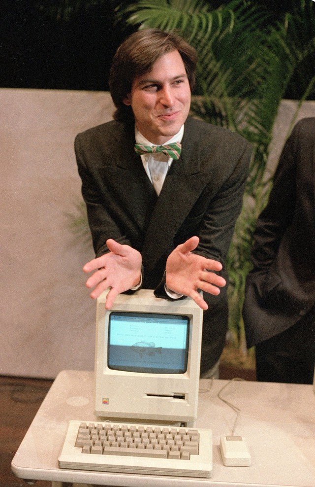 Steve Jobs - lúc bấy giờ là Chủ tịch của Apple - bên cạnh chiếc máy tính cá nhân Macintosh vào năm 1984.