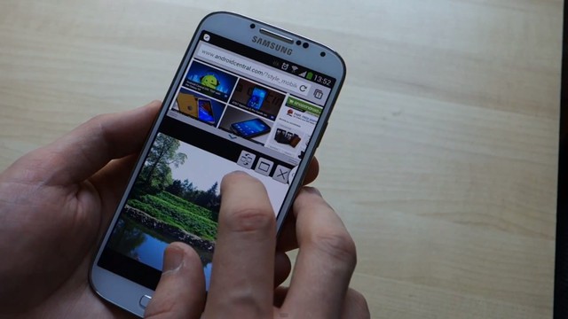 8. Most Samsung Galaxy devices, including the Galaxy S6 and S6 Edge, let you run more than one app at once on the home screen (Galaxy S4 shown below). 