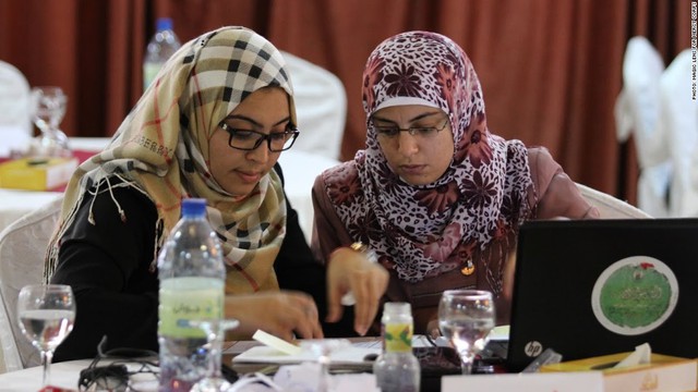 Các doanh nhân trẻ chăm chú làm việc tại bootcamp của GSG ngay tại Dải Gaza.