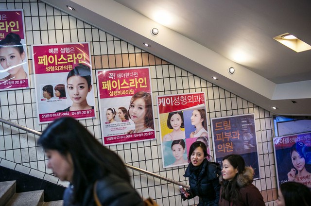 Quảng cáo phẫu thuật thẩm mỹ tràn ngập ở Seoul